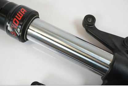 Snett uppifrån på Gaffelben från en Triumph Trident -2021 motorcykel.