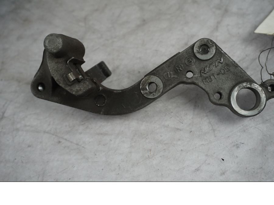 Framsidan på Bromsoksfäste från en Honda XL 1000 V -2008 motorcykel.