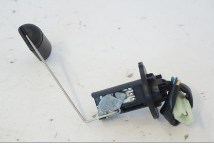 Höger sida på Bensintankgivare från en Kymco Agility 125 -2019 scooter.