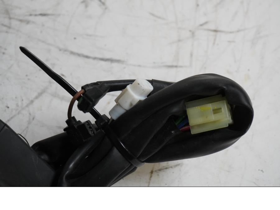 Baksidan på Styrelreglage från en Yamaha XT 1200 Z -2011 motorcykel.