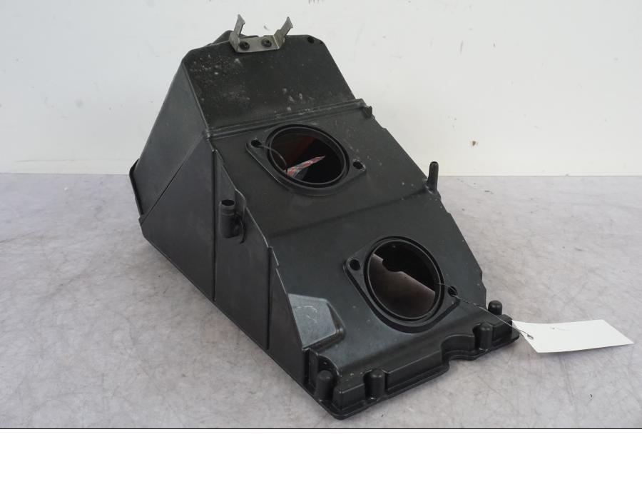 Baksidan på Luftburk från en KTM 1290 Super Adventure S -2022 motorcykel.