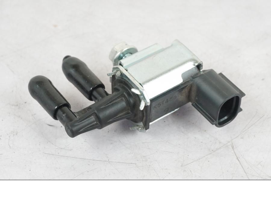 Framsidan på Fuel Evap System från en Kawasaki Z 900 -2019 motorcykel.