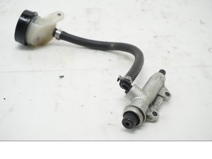 Framsidan på Bromshuvudcylinder från en BMW S 1000 RR -2010 motorcykel.