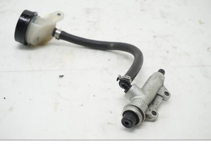 Framsidan på Bromshuvudcylinder från en BMW S 1000 RR -2010 motorcykel.