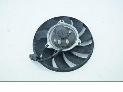 Framsidan på Vattenkylfläkt från en Honda VFR 1200 -2012 motorcykel.