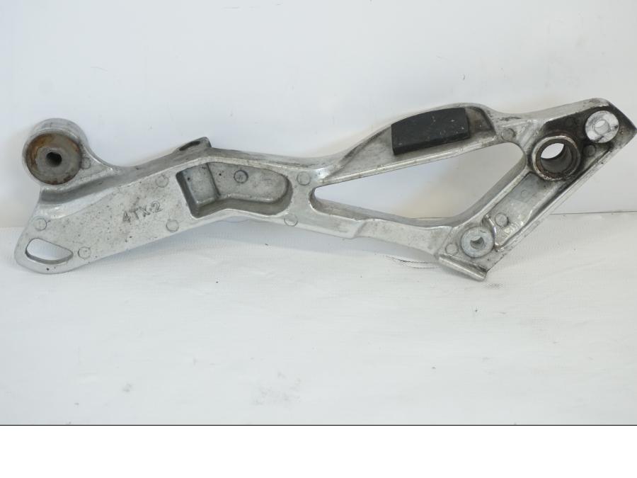 Baksidan på Fotpinnefäste från en Yamaha TDM 850 -1998 motorcykel.