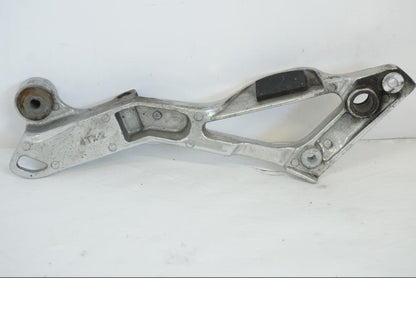 Baksidan på Fotpinnefäste från en Yamaha TDM 850 -1998 motorcykel.