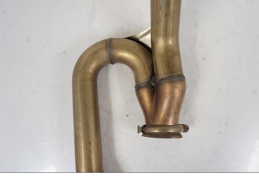 Höger sida på Grenrör från en KTM 1290 Super Duke -2019 motorcykel.