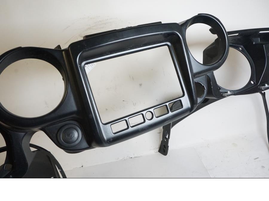 Extrabild2 på Instrumentpanelkåpa från en Indian Chieftain Dark Horse -2019 motorcykel.