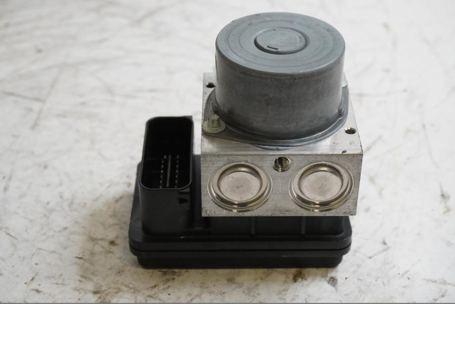 Höger sida på ABS Modulator från en Suzuki GSX-S 1000 -2015 motorcykel.