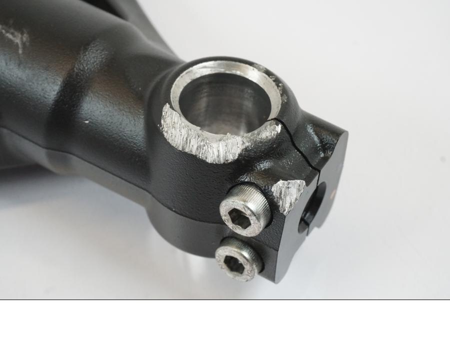 Vänster sida på Gaffelben från en Triumph Trident -2021 motorcykel.