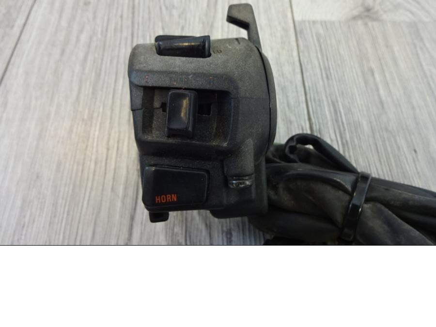 Framsidan på Styrelreglage från en Honda VFR 750 -1988 motorcykel.