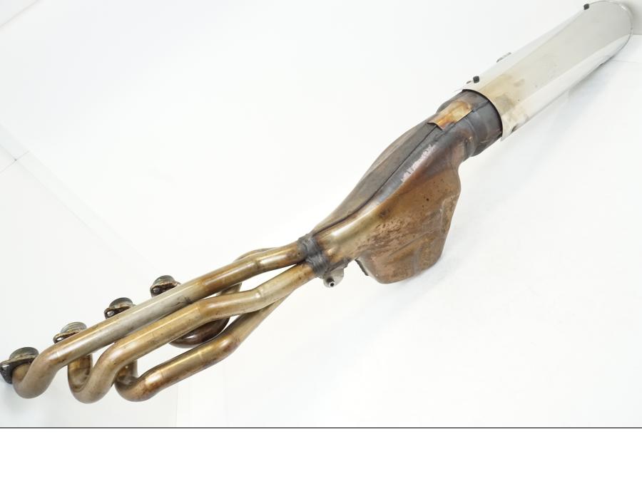 Snett nerifrån på Avgassystem från en BMW K 1200 LT -2004 motorcykel.