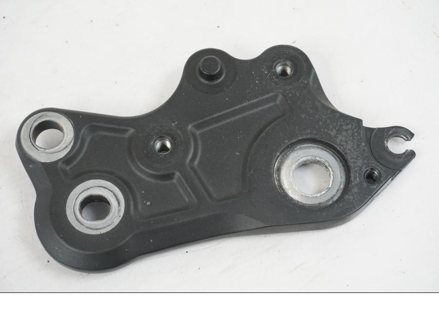 Framsidan på Fotpinnefäste inre från en Yamaha MT-07 -2019 motorcykel.