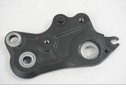 Framsidan på Fotpinnefäste inre från en Yamaha MT-07 -2019 motorcykel.