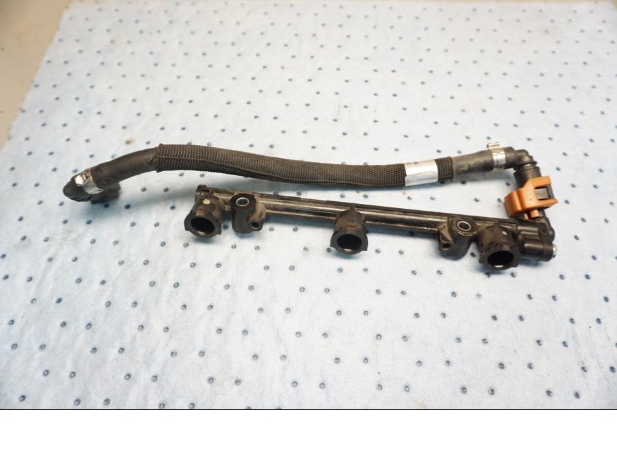 Framsidan på Fuel Rail från en Triumph Speed Triple -2011 motorcykel.