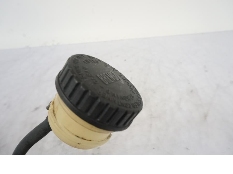 Snett uppifrån på Bromshuvudcylinder från en BMW R 1150 GS -2002 motorcykel.