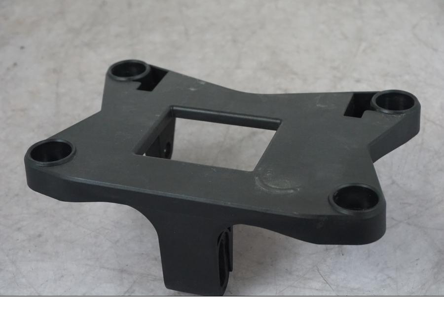 Baksidan på Instrumentpanelsfäste från en KTM 1290 Super Adventure S -2022 motorcykel.