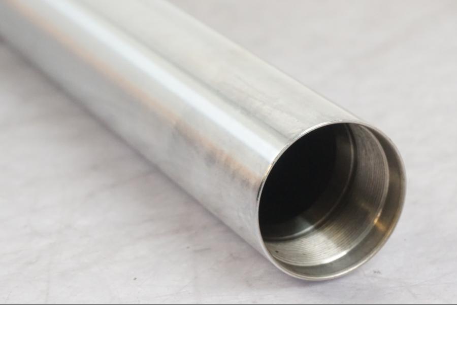 Snett nerifrån på Gaffelben från en Honda VT 750 -2004 motorcykel.