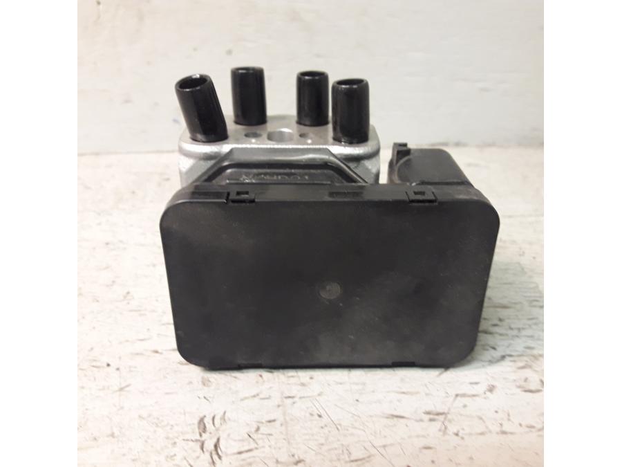 Baksidan på ABS Modulator från en Honda ADV 750 -2017 motorcykel.