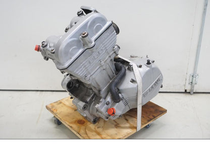 Vänster sida på Motor från en BMW F 650 -1998 motorcykel.