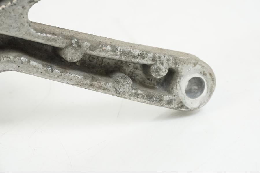 Snett nerifrån på Fotpinnefäste från en Yamaha FZR 1000 -1990 motorcykel.