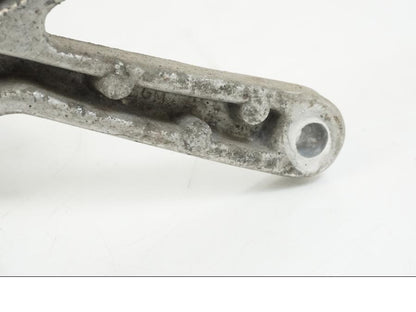 Snett nerifrån på Fotpinnefäste från en Yamaha FZR 1000 -1990 motorcykel.