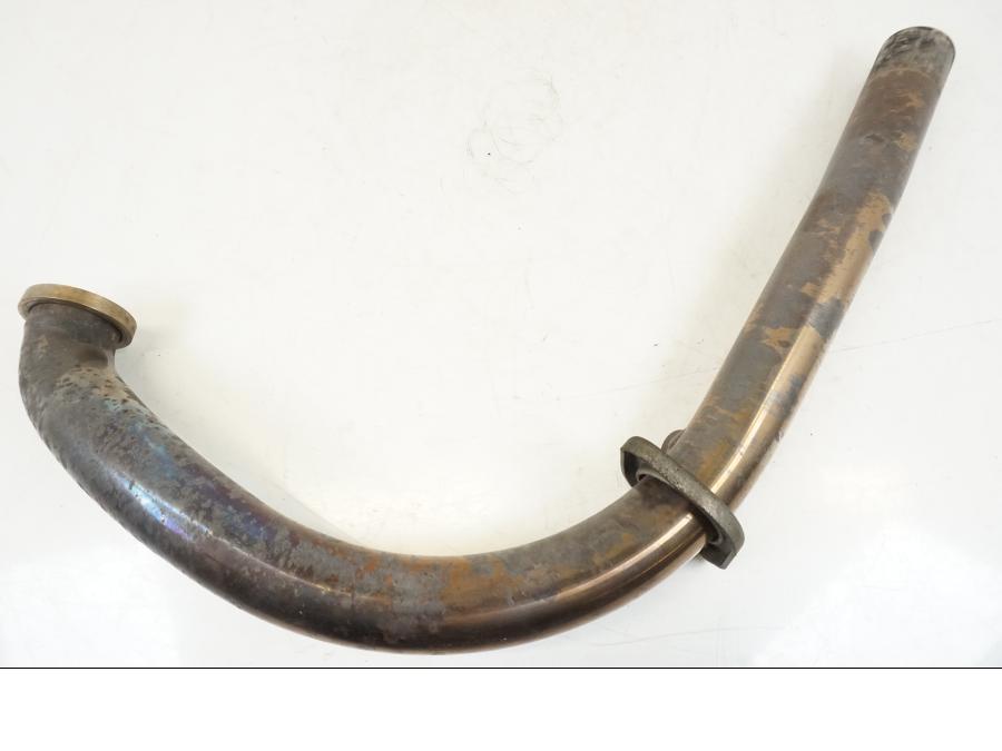 Snett nerifrån på Grenrör från en BMW F 650 CS -2003 motorcykel.