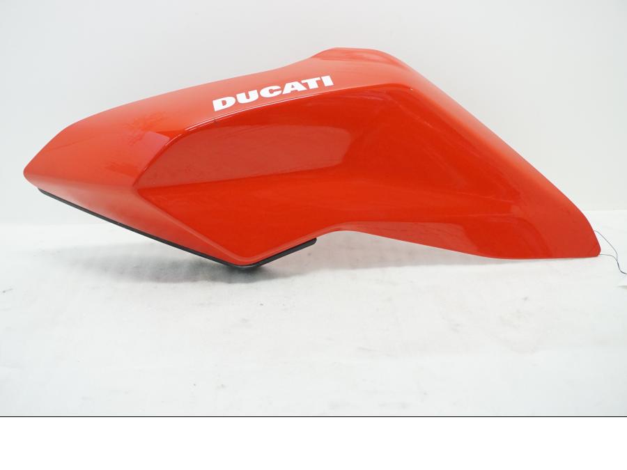 Framsidan på Bensintankskåpa från en Ducati Hypermotard -2020 motorcykel.