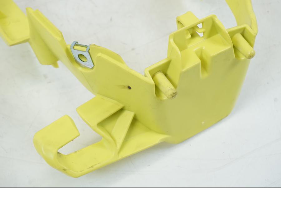 Snett nerifrån på Strålkastarfäste från en Husqvarna 701 Supermoto -2020 motorcykel.