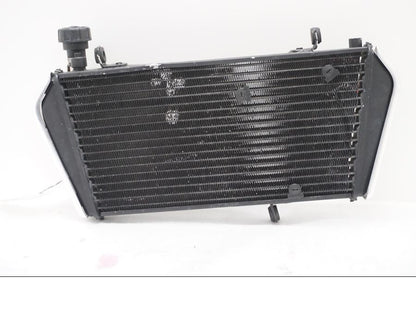 Baksidan på Vattenkyl från en Aprilia SL 750 Shiver -2008 motorcykel.