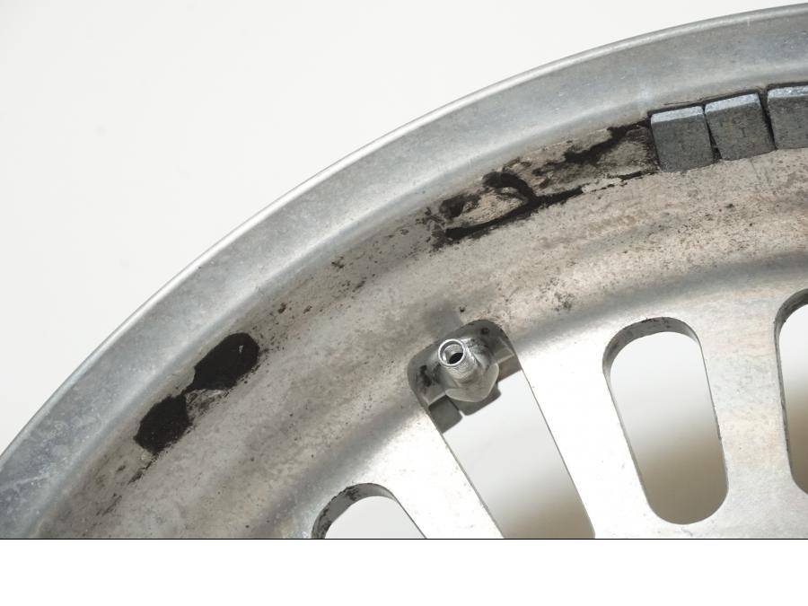 Snett nerifrån på Fälg från en Triumph Rocket III -2011 motorcykel.