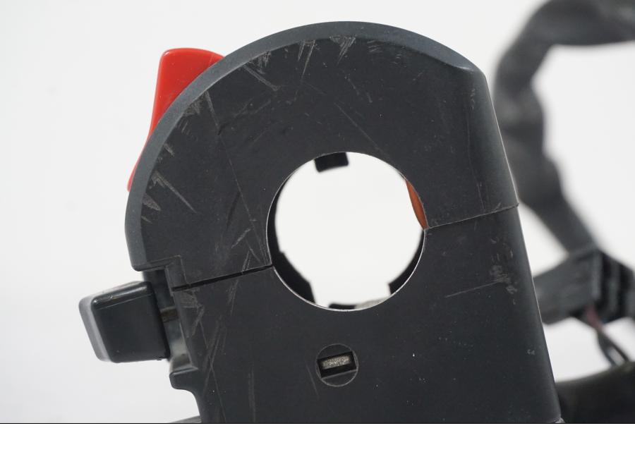 Snett uppifrån på Styrelreglage från en Suzuki SV 650 S -2005 motorcykel.