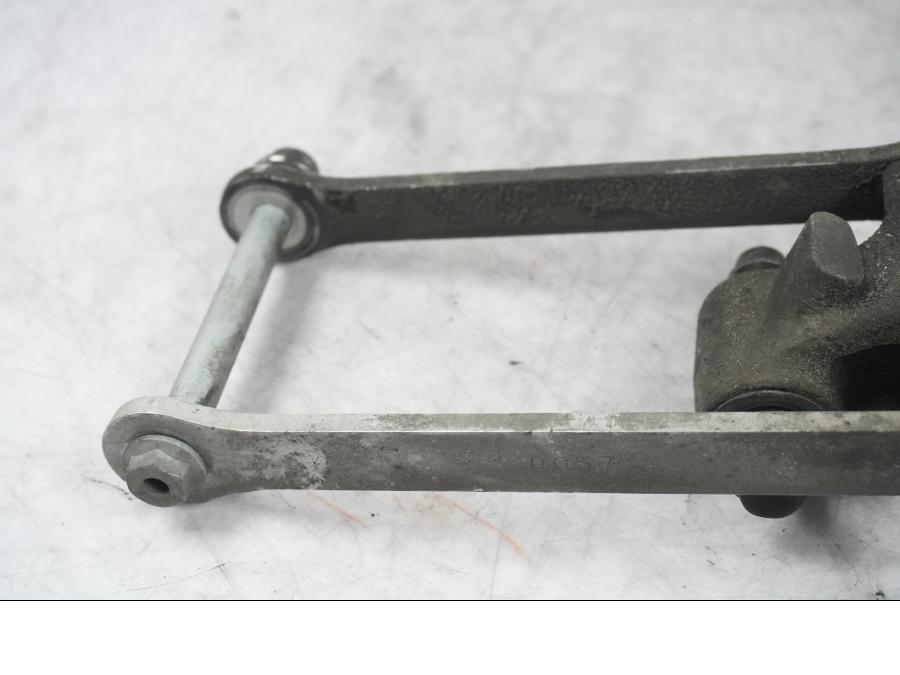 Höger sida på Stötdämparlänkage från en Kawasaki ZX-10R -2008 motorcykel.