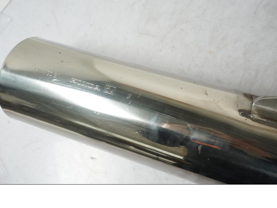 Höger sida på Ljuddämpare från en Honda CBR 1100 XX -2000 motorcykel.