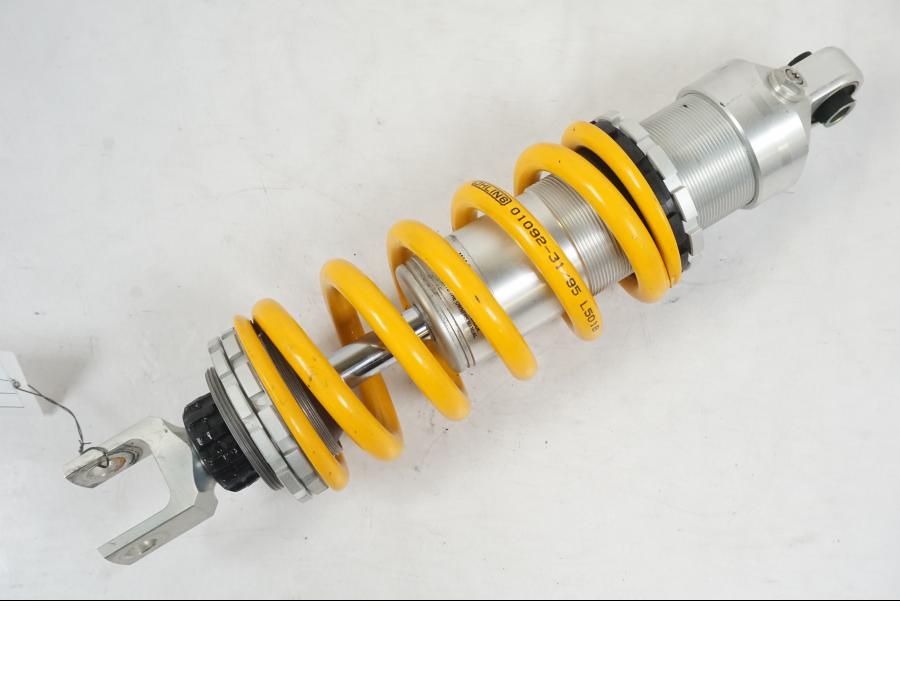 Snett nerifrån på Stötdämpare Öhlins från en Yamaha MT-09 -2019 motorcykel.
