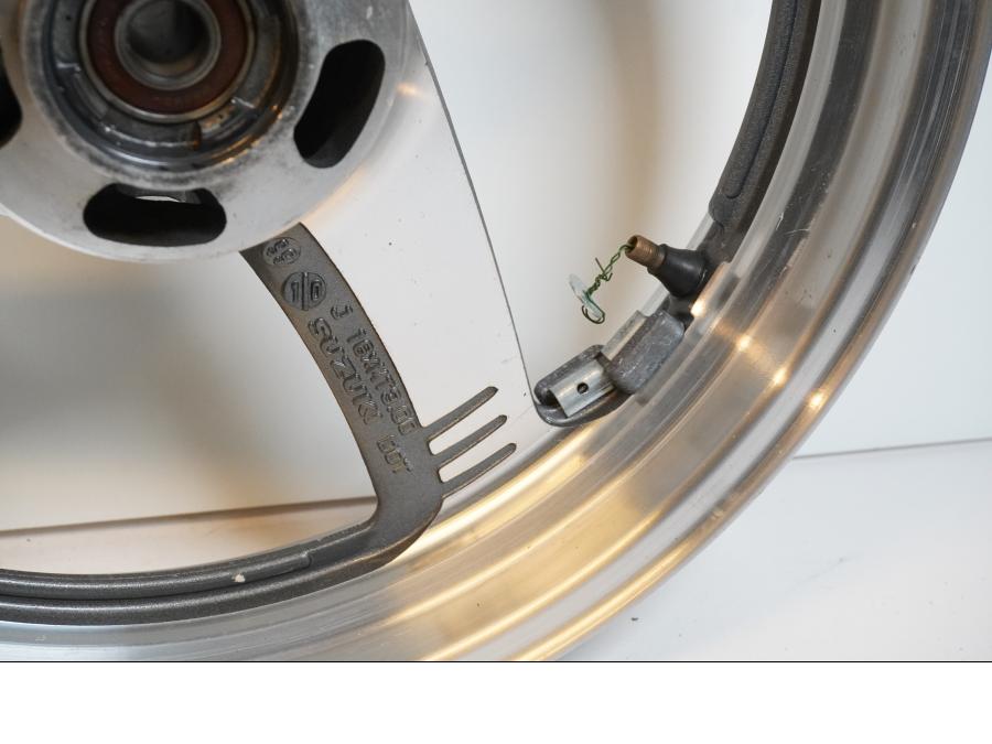 Vänster sida på Fälg från en Suzuki VZ 800 -2000 motorcykel.