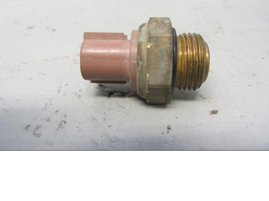 Framsidan på Vattenkylgivare från en Suzuki LTA 750 XP E -2009 motorcykel.