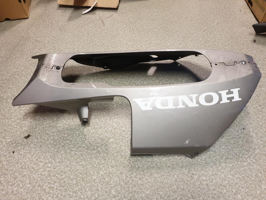 Baksidan på Magkåpa från en Honda CBR 600 RR -2003 motorcykel.