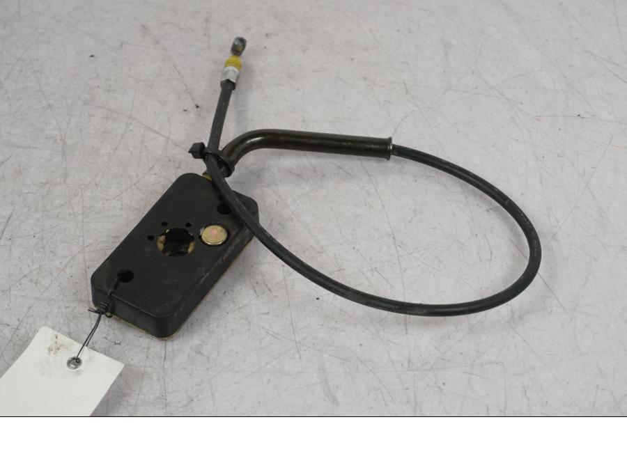 Höger sida på Sadellåsmekanism från en Suzuki VZ 800 -2000 motorcykel.