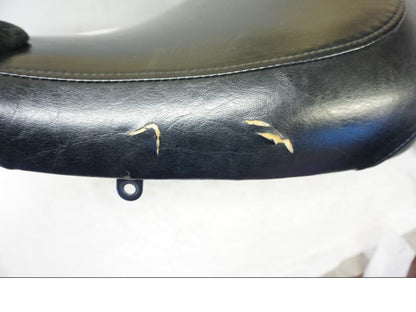 Snett nerifrån på Sadel från en Suzuki VL 1500 -2006 motorcykel.