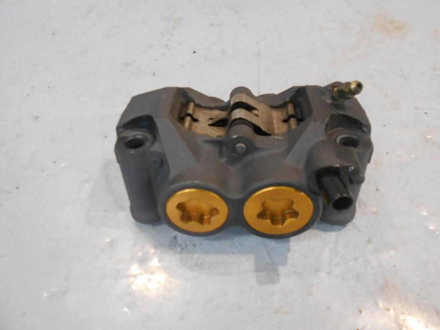 Framsidan på Bromsok från en Yamaha YZF 1000 R1 -2005 motorcykel.