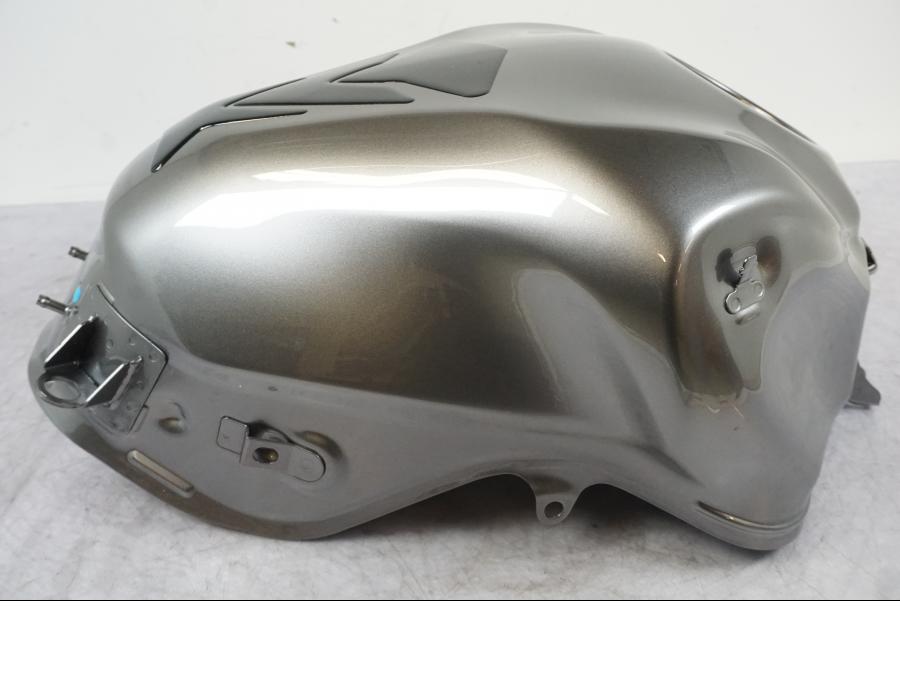 Baksidan på Bensintank från en Kawasaki Z 900 -2023 motorcykel.