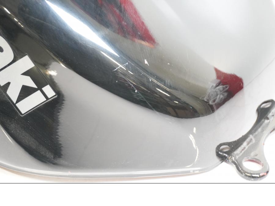 Snett nerifrån på Bensintank från en Kawasaki ZX-6R -1998 motorcykel.