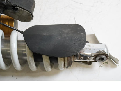 Snett nerifrån på Stötdämpare ESA från en BMW R 1200 GSA -2014 motorcykel.