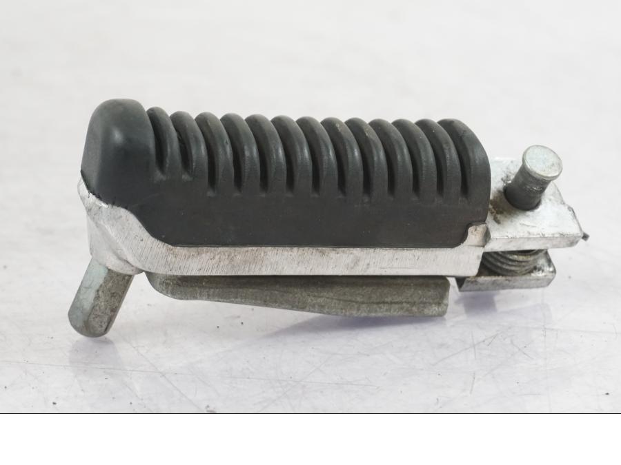 Framsidan på Fotpinne från en Suzuki GSX 1300 RX -1999 motorcykel.