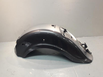 Framsidan på Bakskärm från en Suzuki VL 800 -2009 motorcykel.