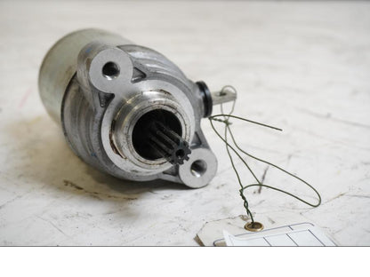 Baksidan på Startmotor från en Yamaha YZF-R 125 -2008 motorcykel.
