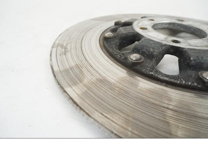 Snett nerifrån på Bromsskiva från en Suzuki GS 1000 -1978 motorcykel.