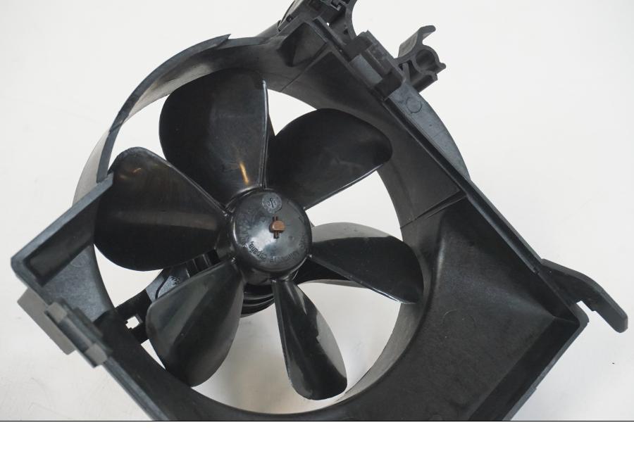 Baksidan på Vattenkylfläkt från en BMW F 650 CS -2002 motorcykel.